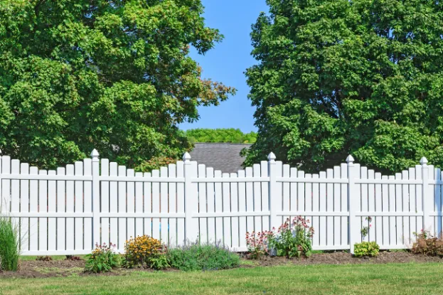 wood privacy fence (6,600/mes)
