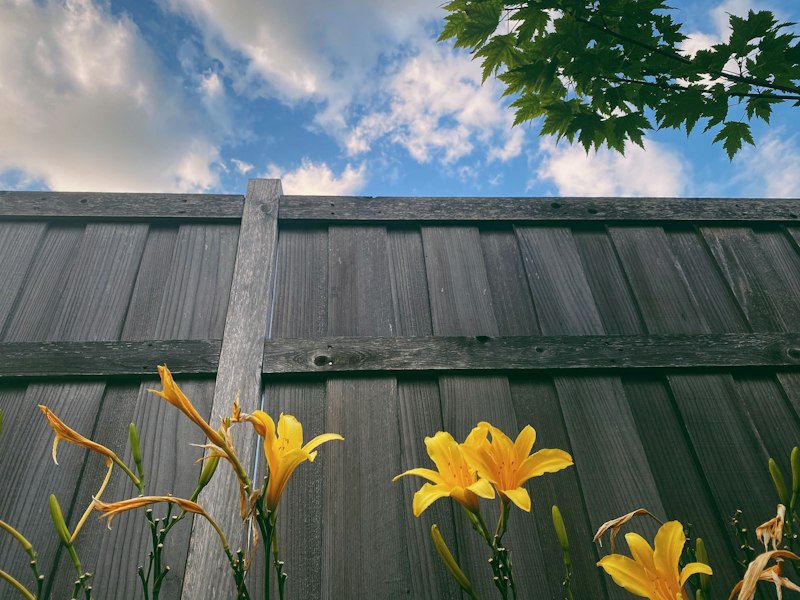 privacy fence installation em Dracut Massachusetts - privacy fence installation
